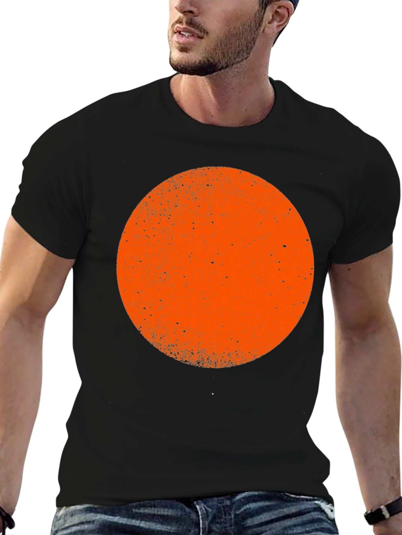 Camiseta Negra con Círculo Naranja Estilo Retro