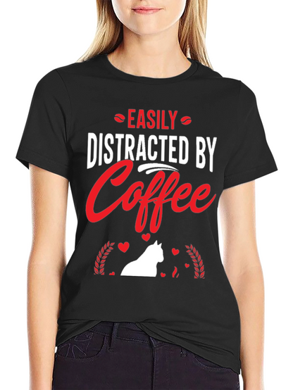 Camiseta Negra: Café y Gato Distraen Fácilmente