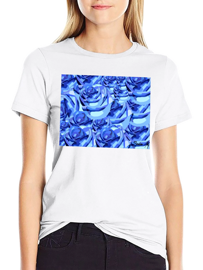 Camiseta Negra con Diseño de Rosas Azules Abstractas