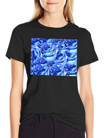 Camiseta Negra con Diseño de Rosas Azules Abstractas
