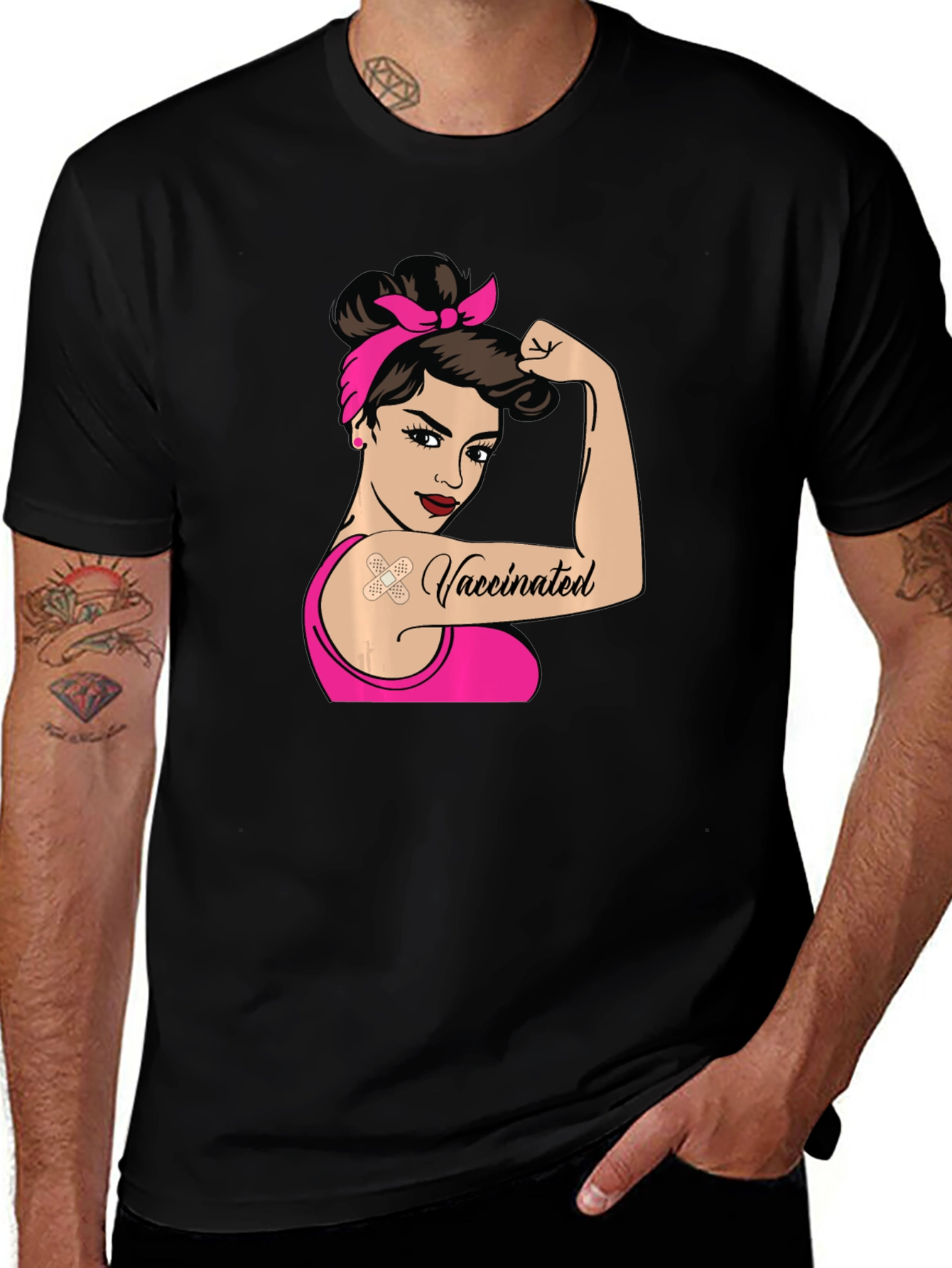 Camiseta Negra con Diseño de Mujer Vacunada