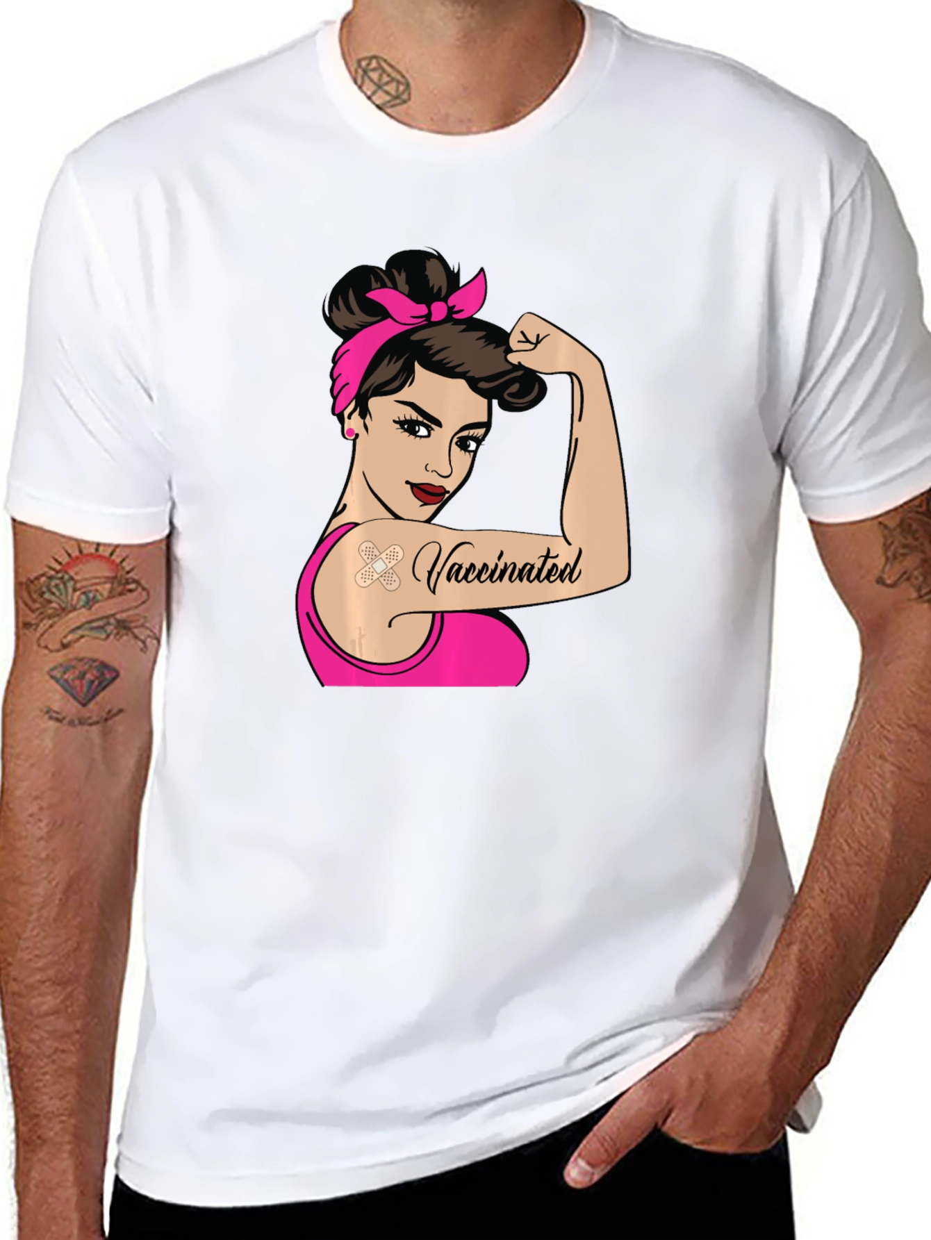 Camiseta Negra con Diseño de Mujer Vacunada