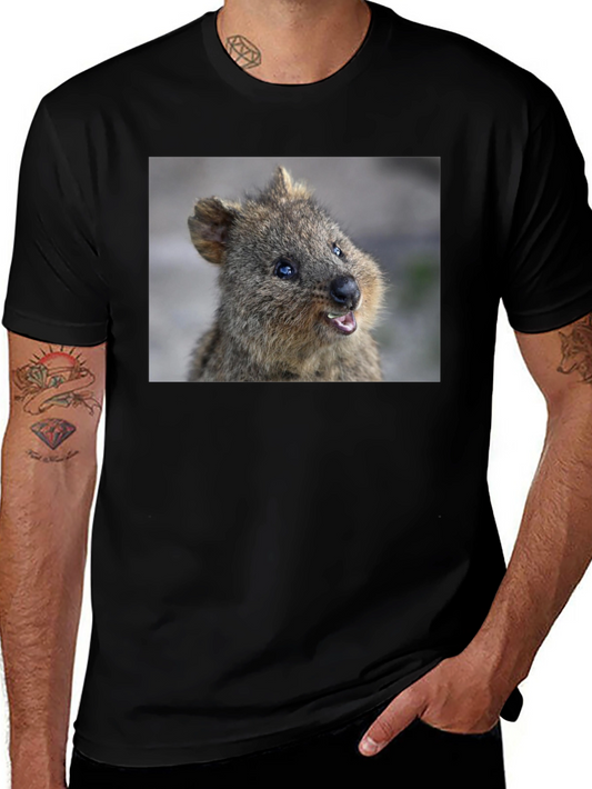 Camiseta Negra con Diseño de Quokka Sonriente