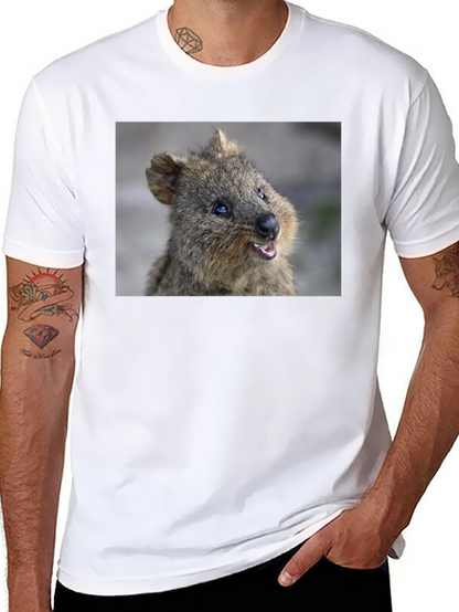 Camiseta Negra con Diseño de Quokka Sonriente