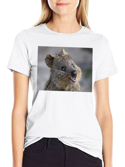 Camiseta Negra con Diseño de Quokka Sonriente