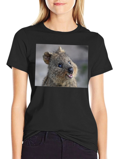 Camiseta Negra con Diseño de Quokka Sonriente