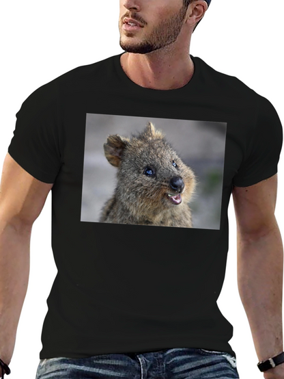 Camiseta Negra con Diseño de Quokka Sonriente