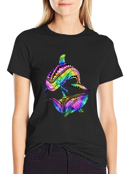 Camiseta Negra con Diseño de Ballenas Tribales de Arcoíris