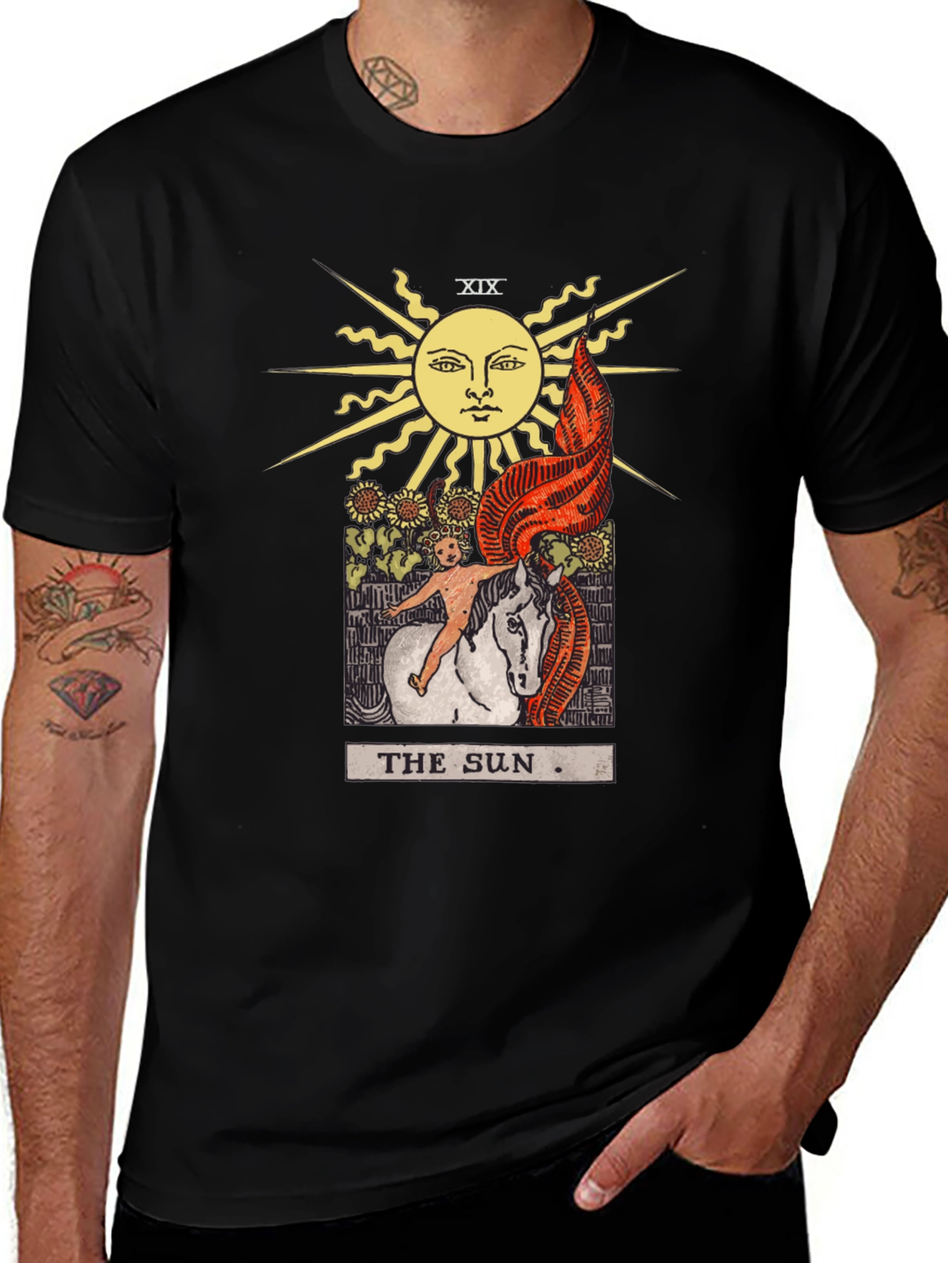 Camiseta Negra con Diseño del Tarot El Sol