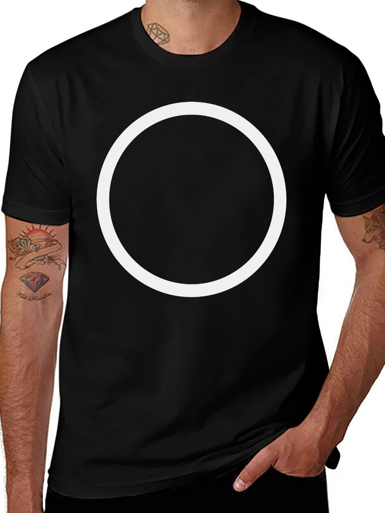 Camiseta Hombre Negra con Círculo Blanco Estilo Casual
