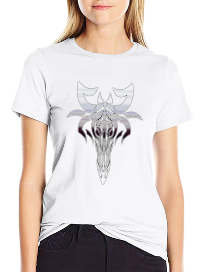 Camiseta Negra con Diseño Abstracto Estilizado