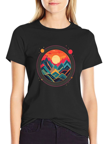 Camiseta Negra con Diseño Circular de Montañas al Atardecer