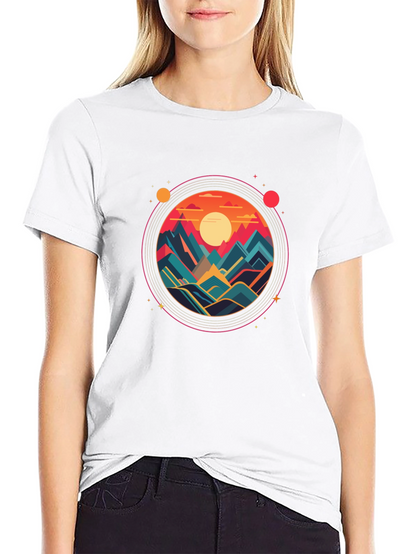 Camiseta Negra con Diseño Circular de Montañas al Atardecer
