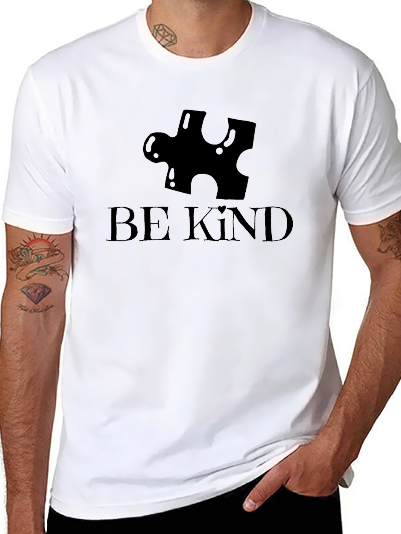 Camiseta Negra Be Kind Con Diseño Rompecabezas