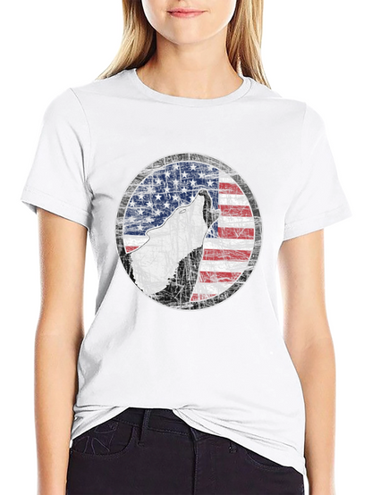 Camiseta Negra con Diseño de Lobo y Bandera Americana