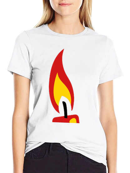 Camiseta Negra con Diseño de Vela Ardiente
