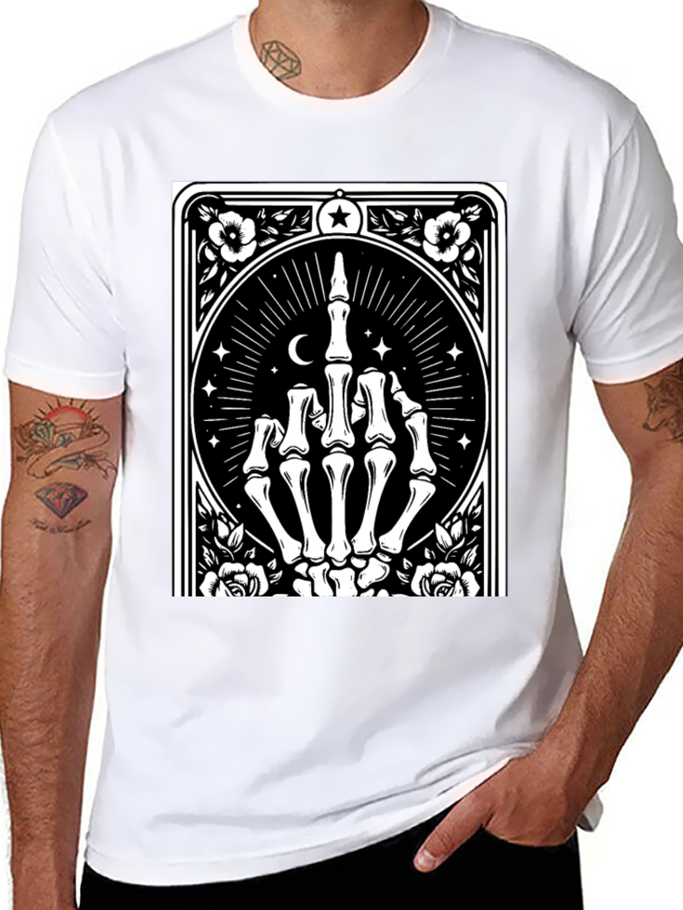 Camiseta Negra con Diseño de Mano Esquelética
