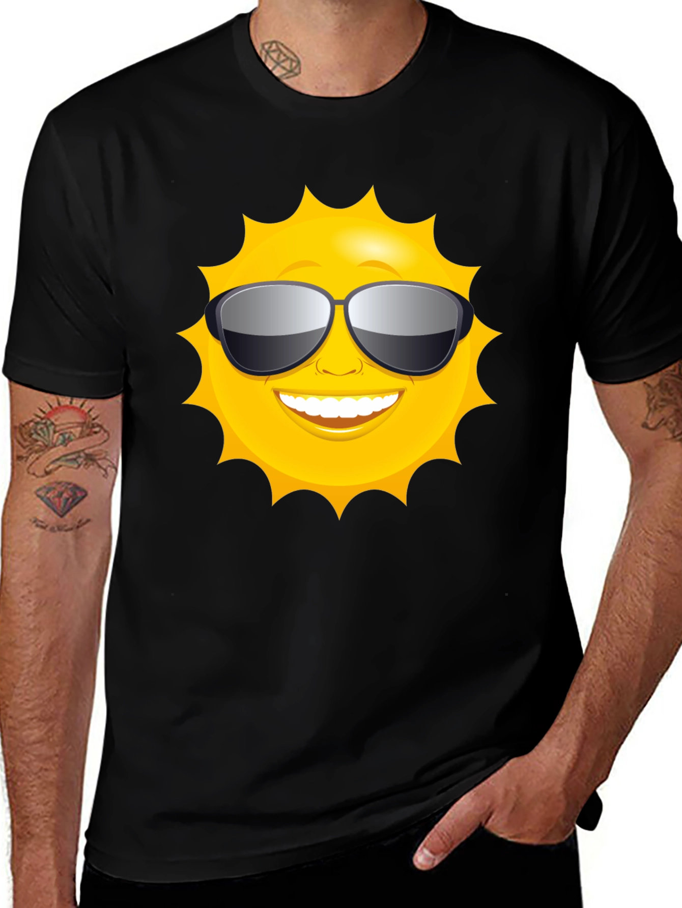 Camiseta Negra con Diseño de Sol Sonriente