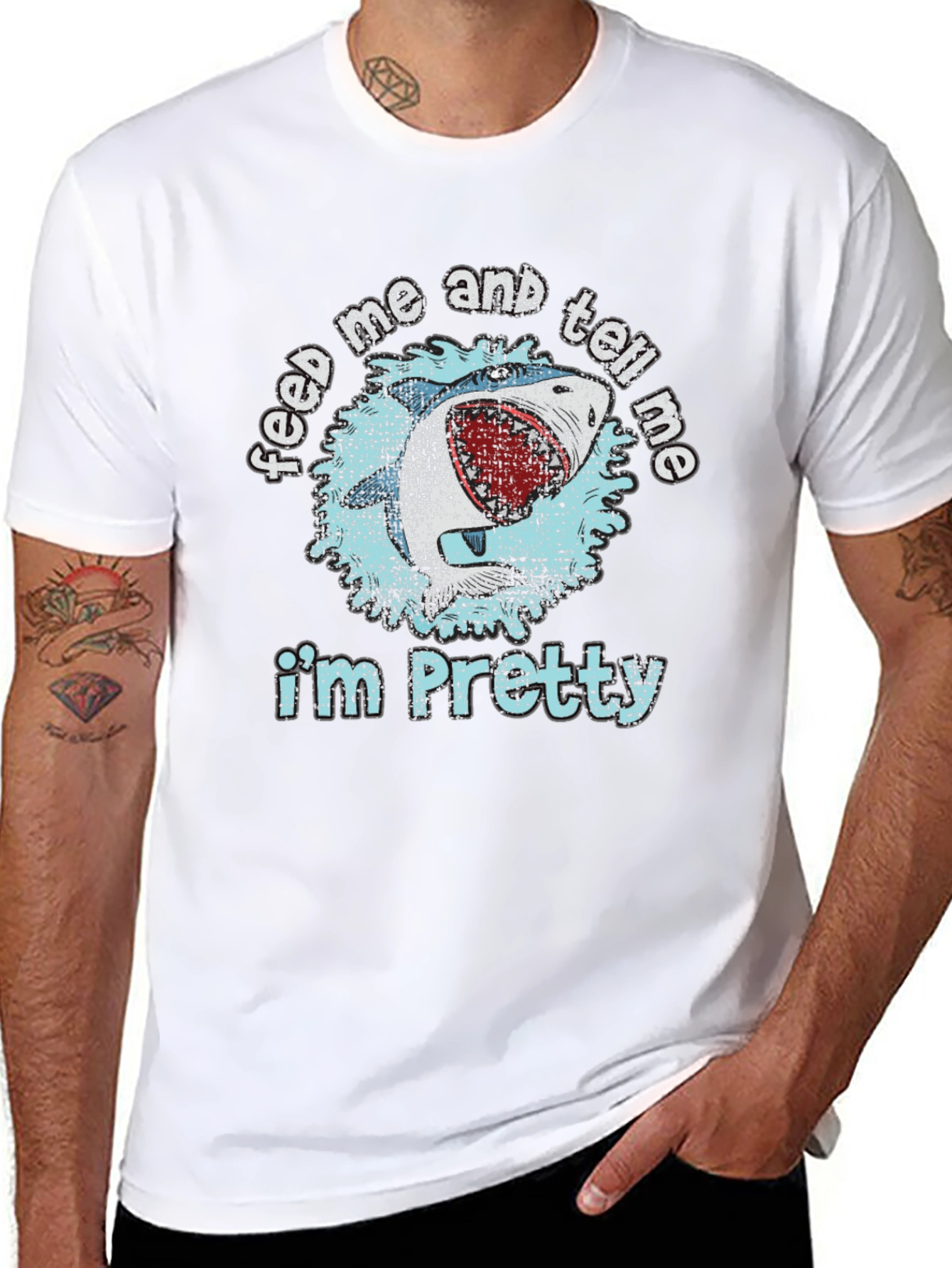 Camiseta Negra con Diseño de Tiburón Feed Me