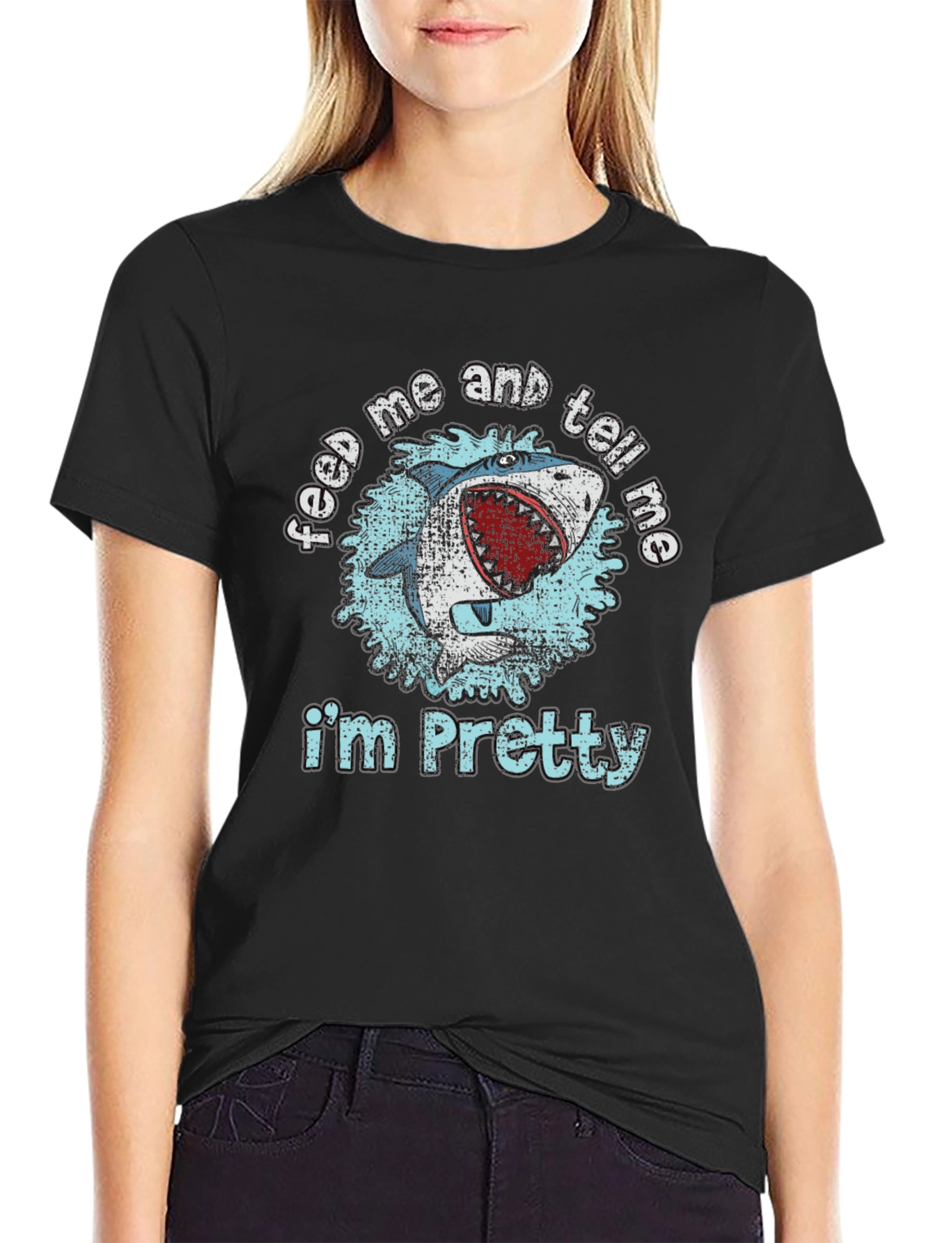 Camiseta Negra con Diseño de Tiburón Feed Me