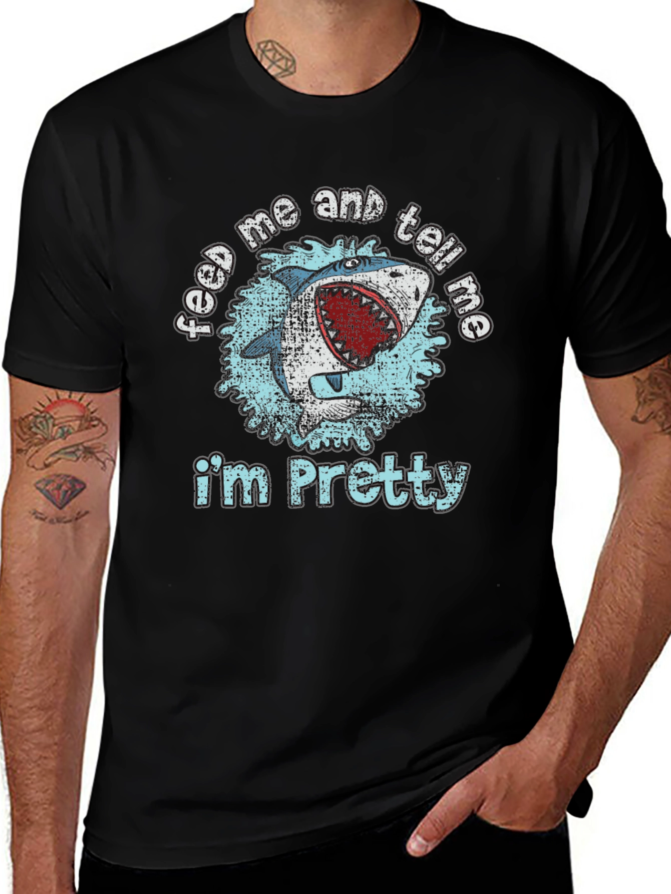 Camiseta Negra con Diseño de Tiburón Feed Me