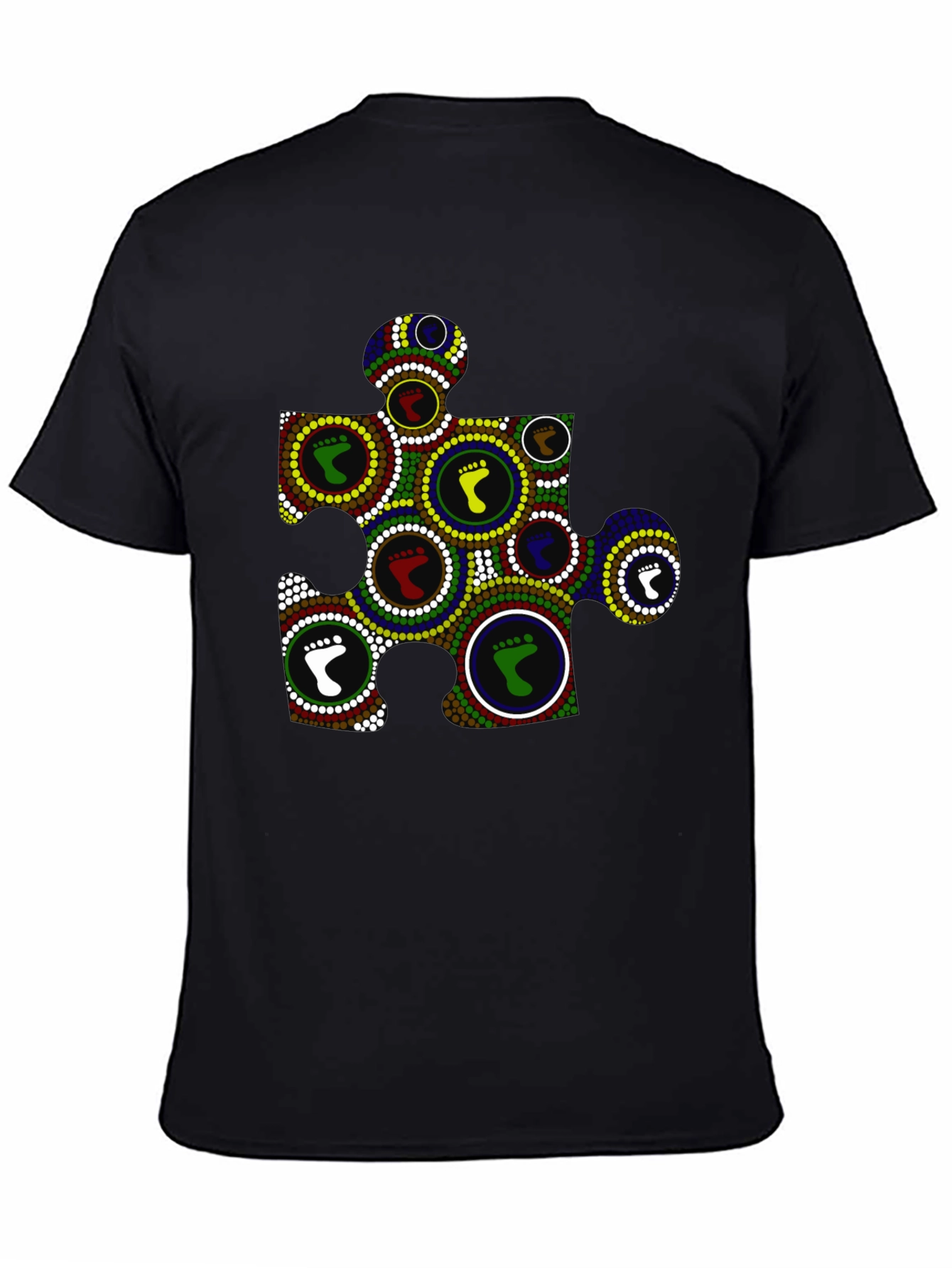 Camiseta Negra con Diseño Abstracto de Huellas