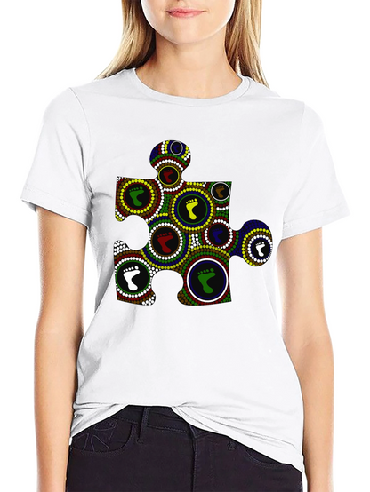 Camiseta Negra con Diseño Abstracto de Huellas