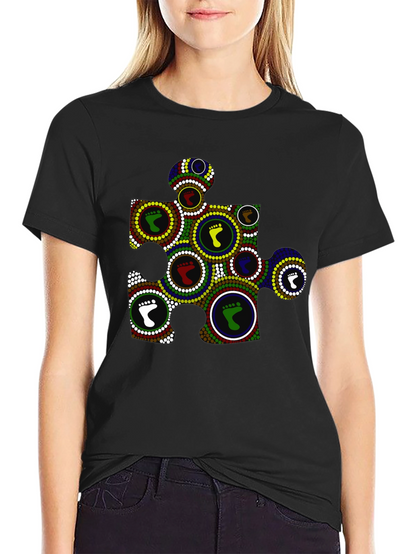 Camiseta Negra con Diseño Abstracto de Huellas