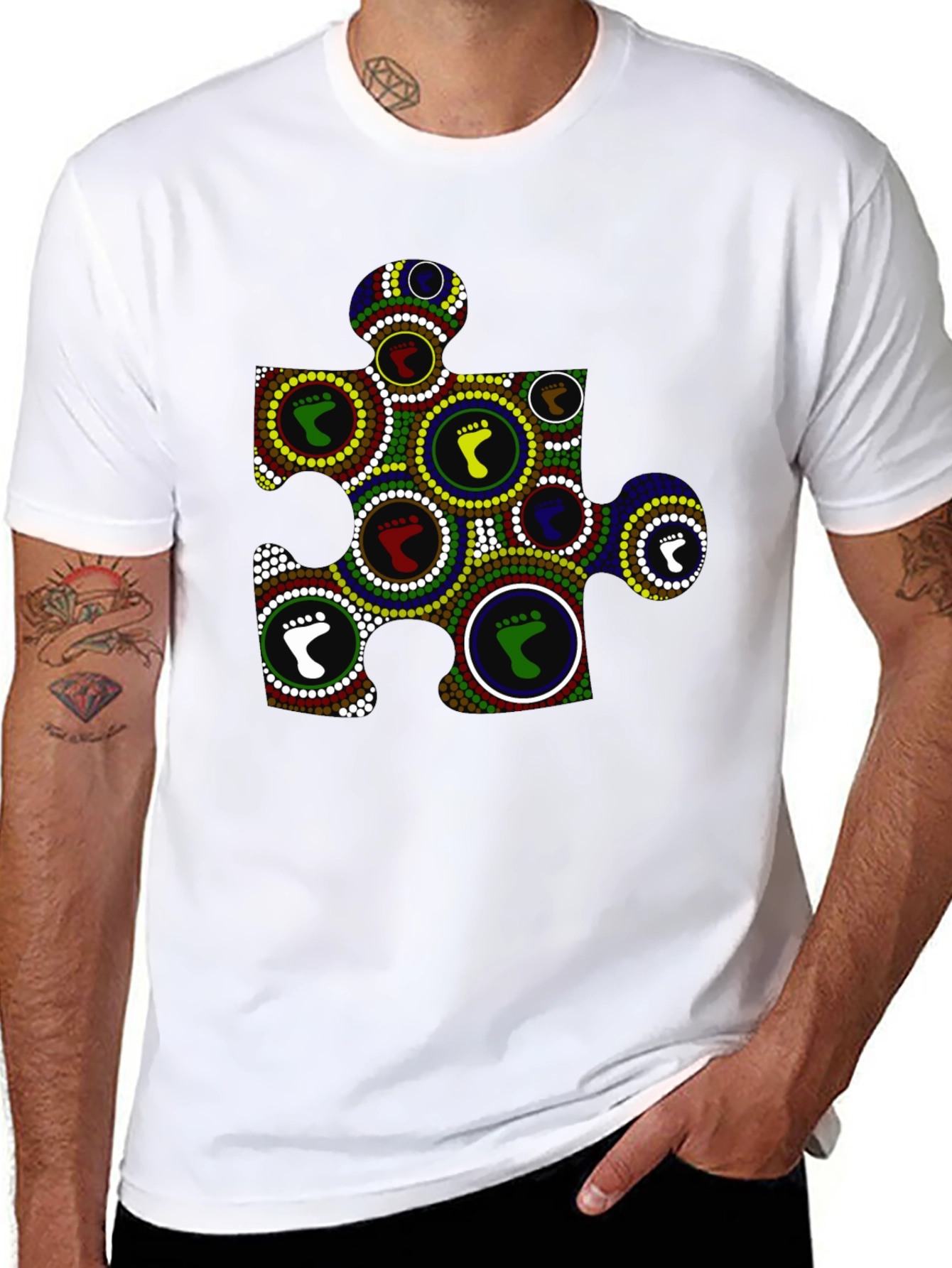 Camiseta Negra con Diseño Abstracto de Huellas