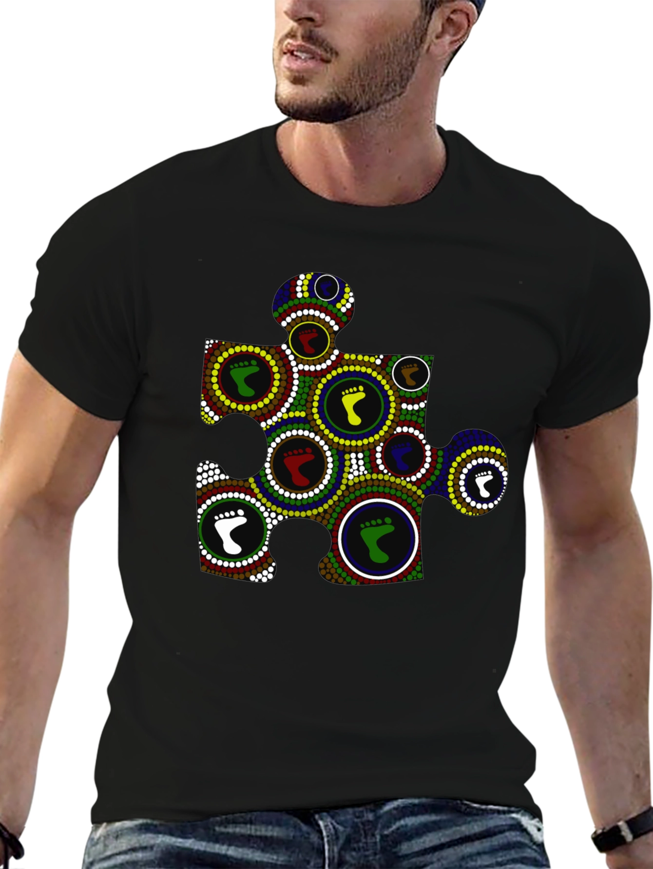 Camiseta Negra con Diseño Abstracto de Huellas