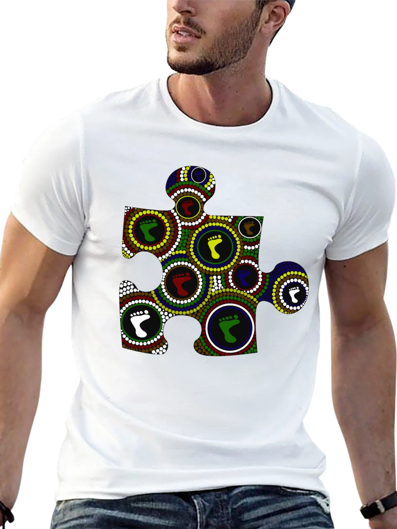 Camiseta Negra con Diseño Abstracto de Huellas