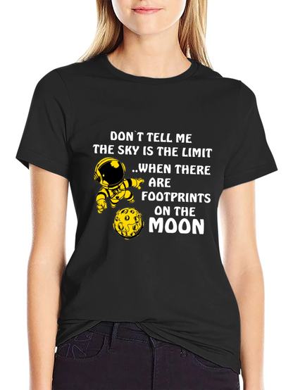 Camiseta Negra con Diseño de Astronauta y la Luna
