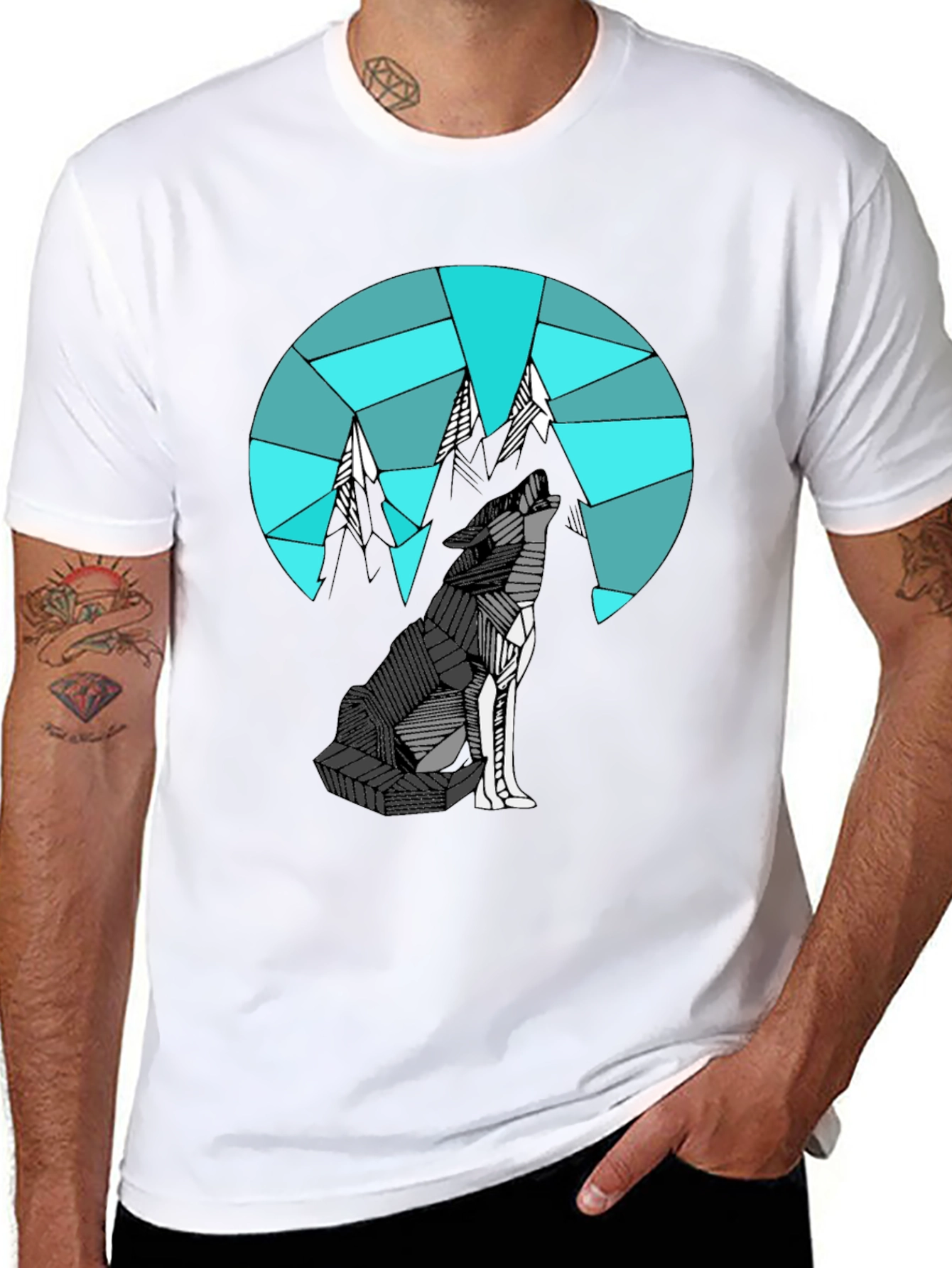 Camiseta Negra con Diseño de Lobo y Montañas Geométricas