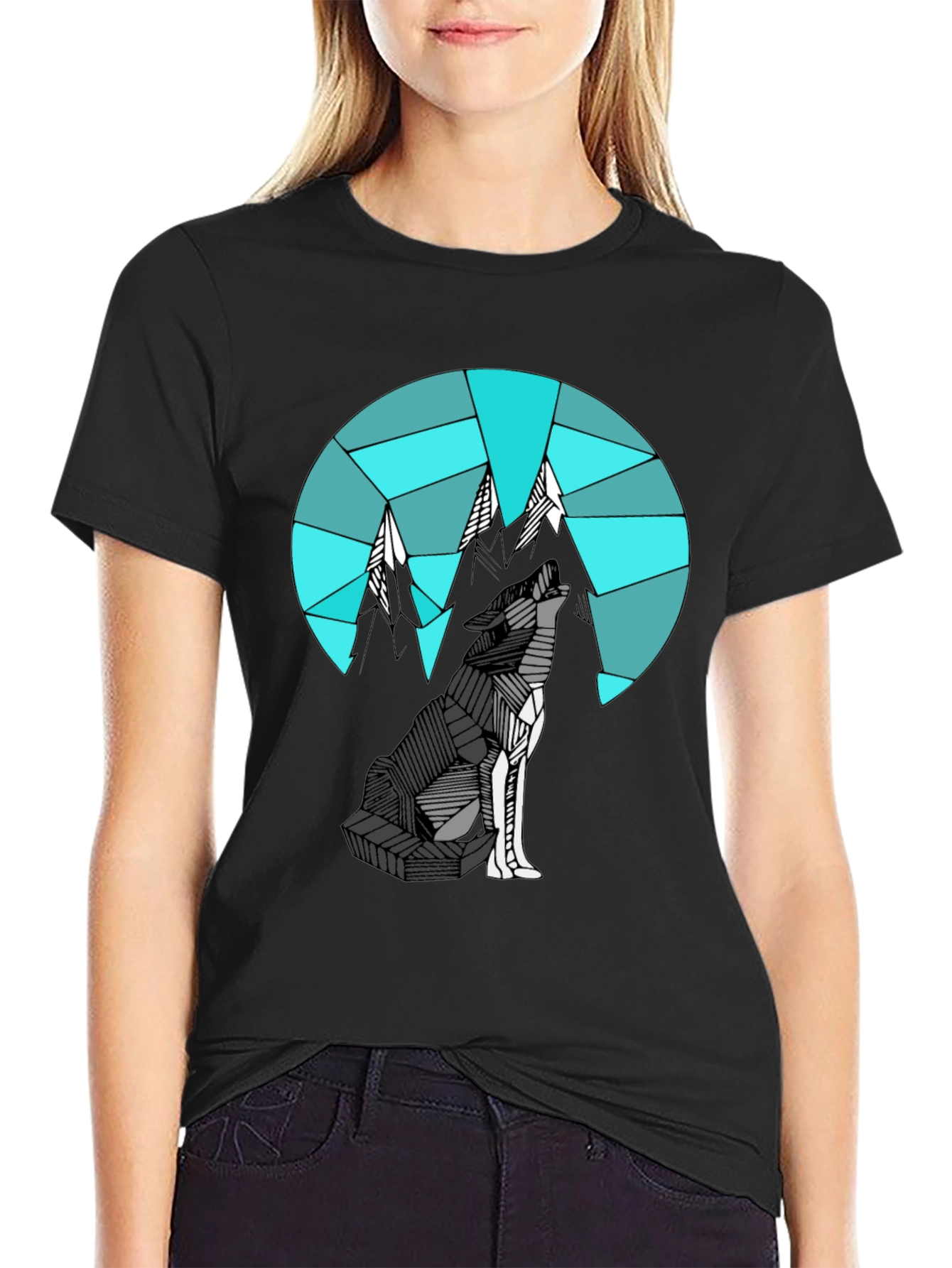 Camiseta Negra con Diseño de Lobo y Montañas Geométricas