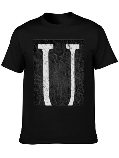 Camiseta Negra con Diseño de Letra U Abstracta