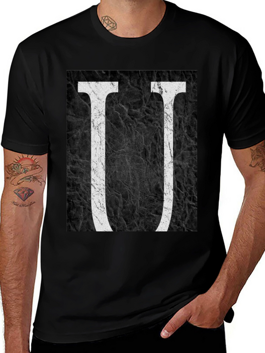 Camiseta Negra con Diseño de Letra U Abstracta
