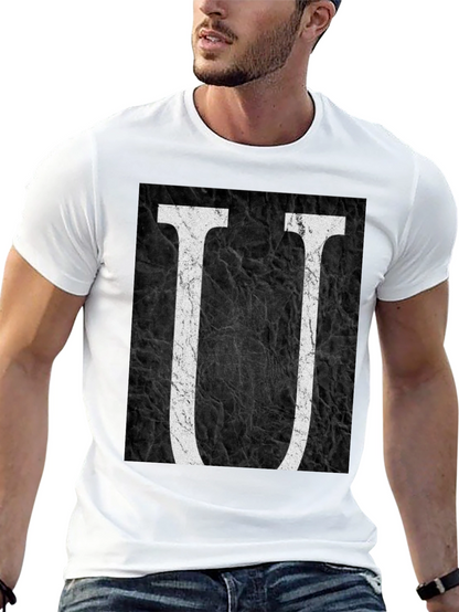 Camiseta Negra con Diseño de Letra U Abstracta