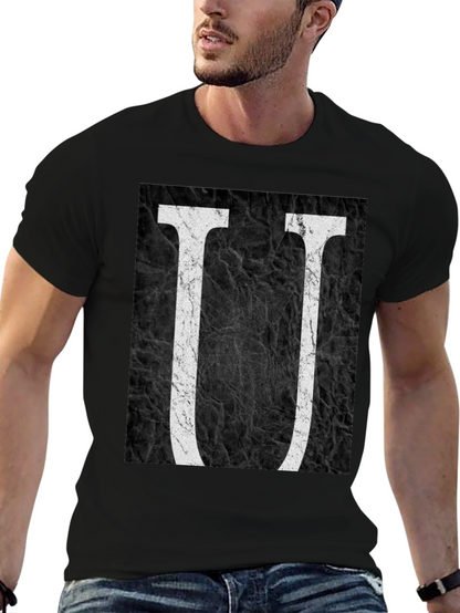 Camiseta Negra con Diseño de Letra U Abstracta